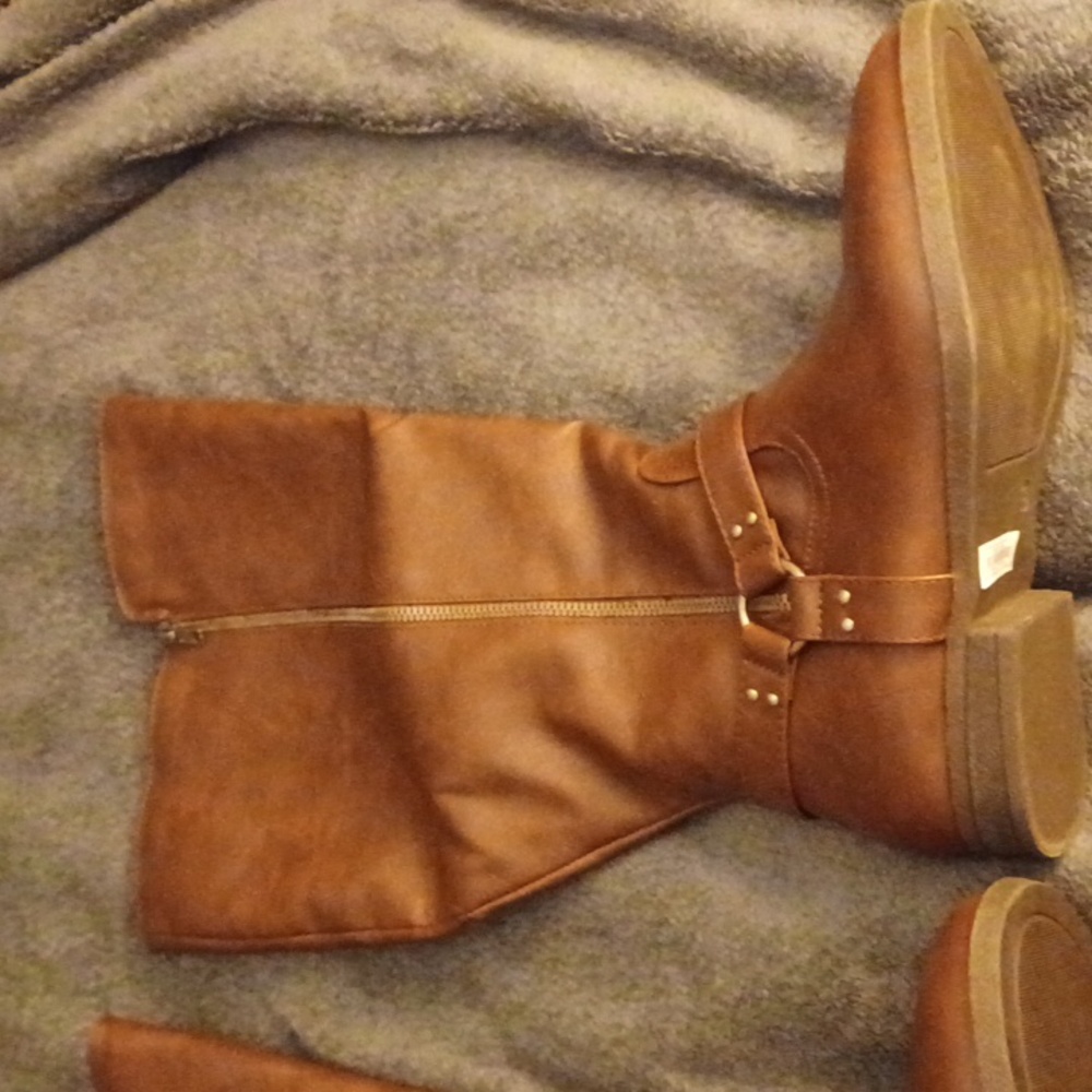 Boots - Picture 4 of 5